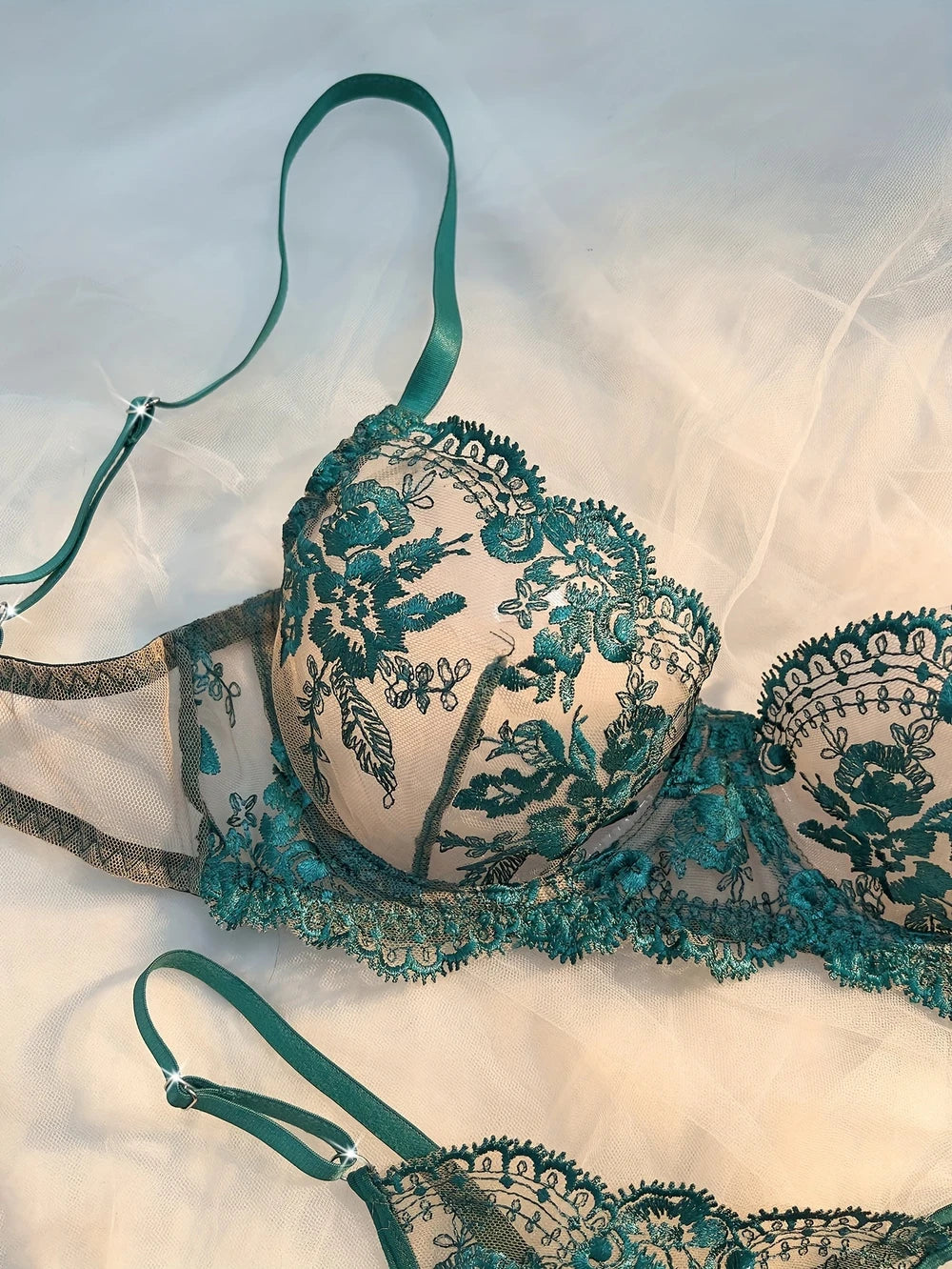 Grönt broderat underklädesset