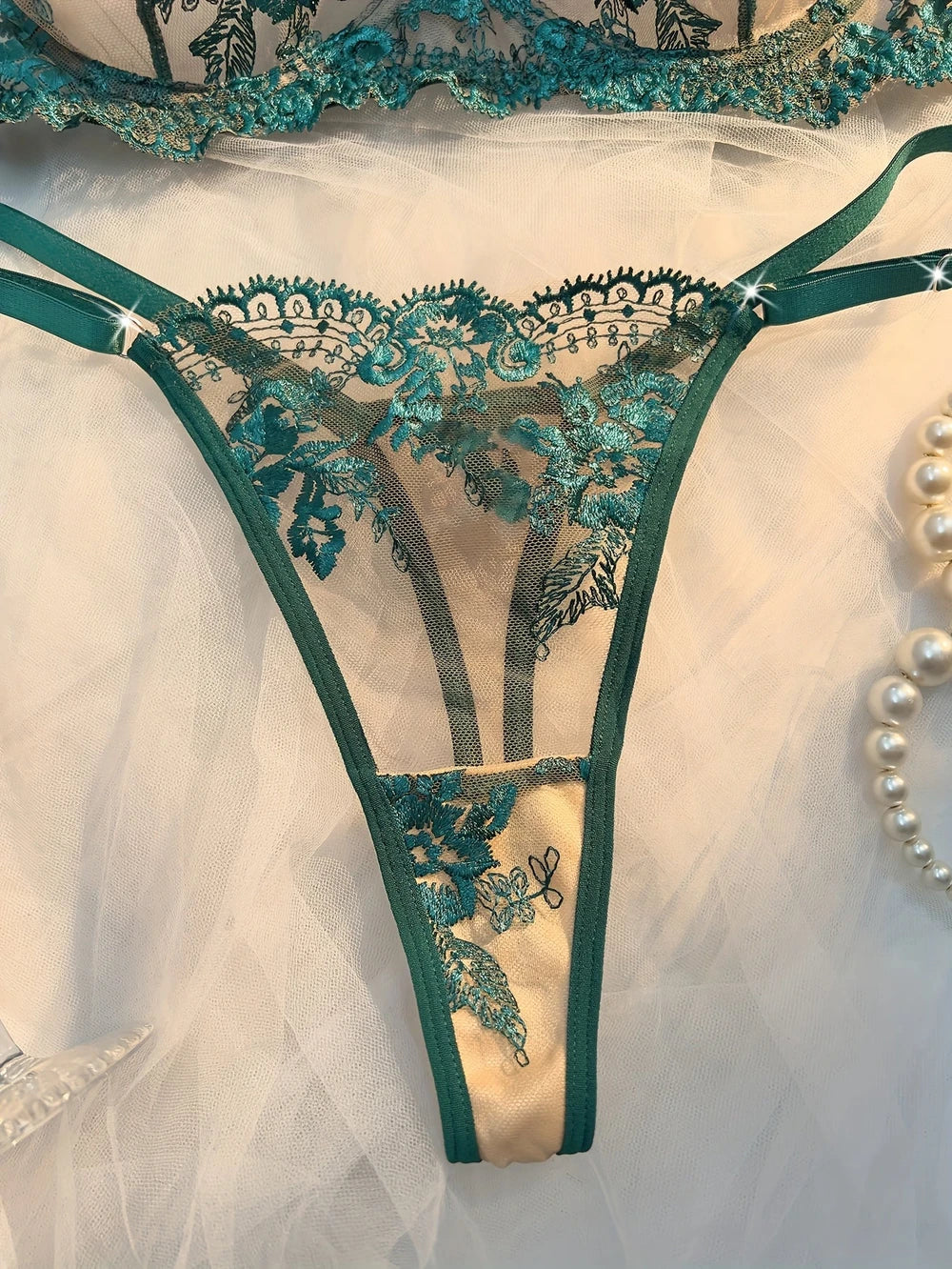 Grönt broderat underklädesset